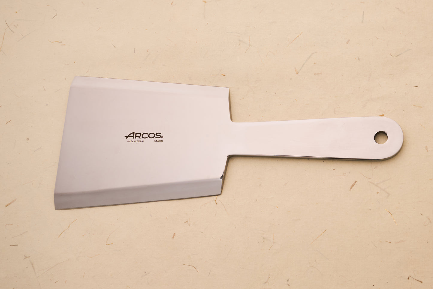 Arcos Meat Tenderizer 140mm, featuring a broad stainless-steel blade with ARCOS – Made in Spain, Albacete logo, ideal for flattening meat.