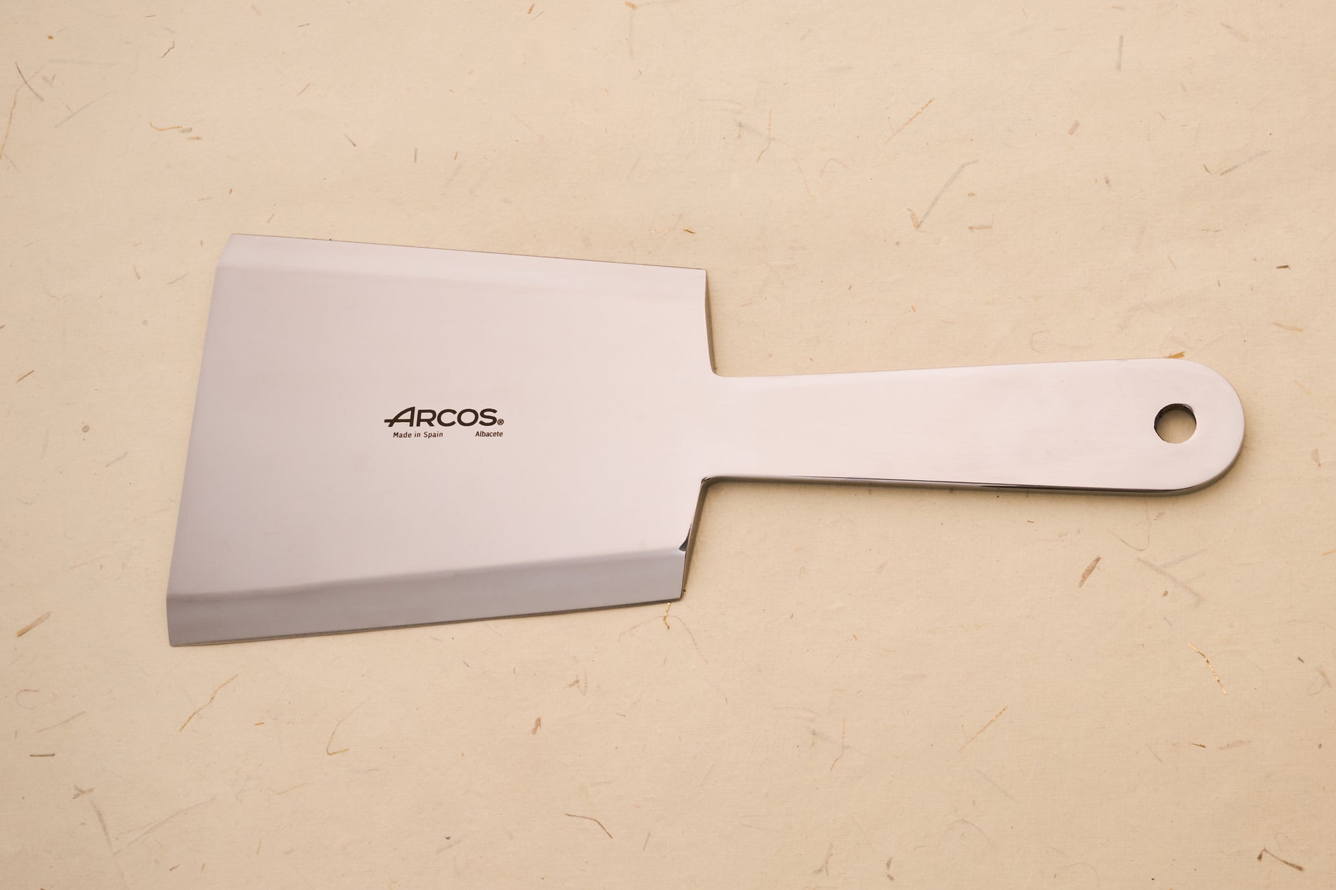Arcos Meat Tenderizer 140mm, featuring a broad stainless-steel blade with ARCOS – Made in Spain, Albacete logo, ideal for flattening meat.