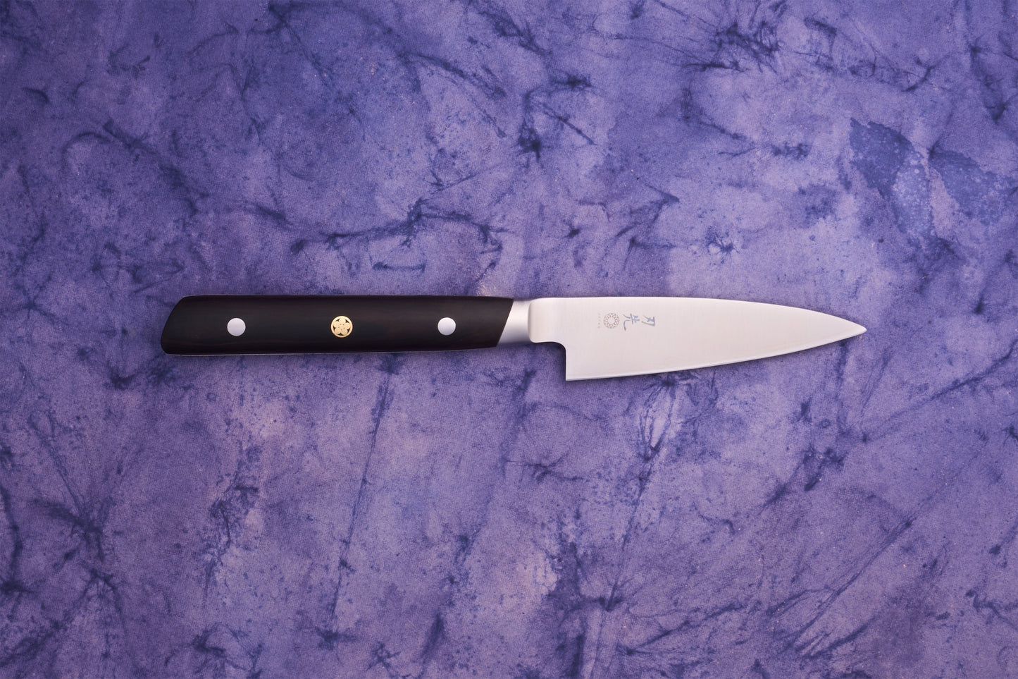 Hazaki Classic Black Petty 90mm: A sleek, stainless-steel blade with Japanese characters, paired with a dark, riveted handle, embodies refined craftsmanship, perfect for precise kitchen tasks.