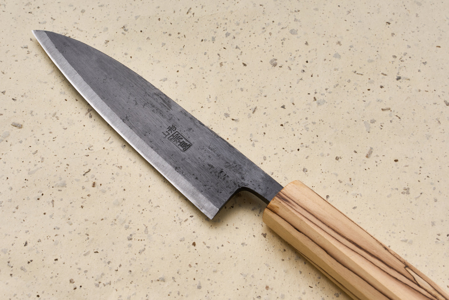 Couteau Ko-Santoku Suzuki Uchi Hamono Shirogami Kurouchi pour gaucher, biseau simple, 135 mm