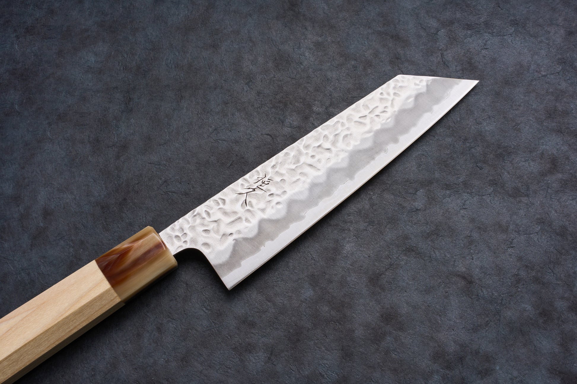 Tsunehisa Shiroichi Stainless Nijuhachi 廿捌 Tsuchime Bunka 165mm features a hammered finish, visible hamon line, and octagonal wooden handle with horn ferrule.