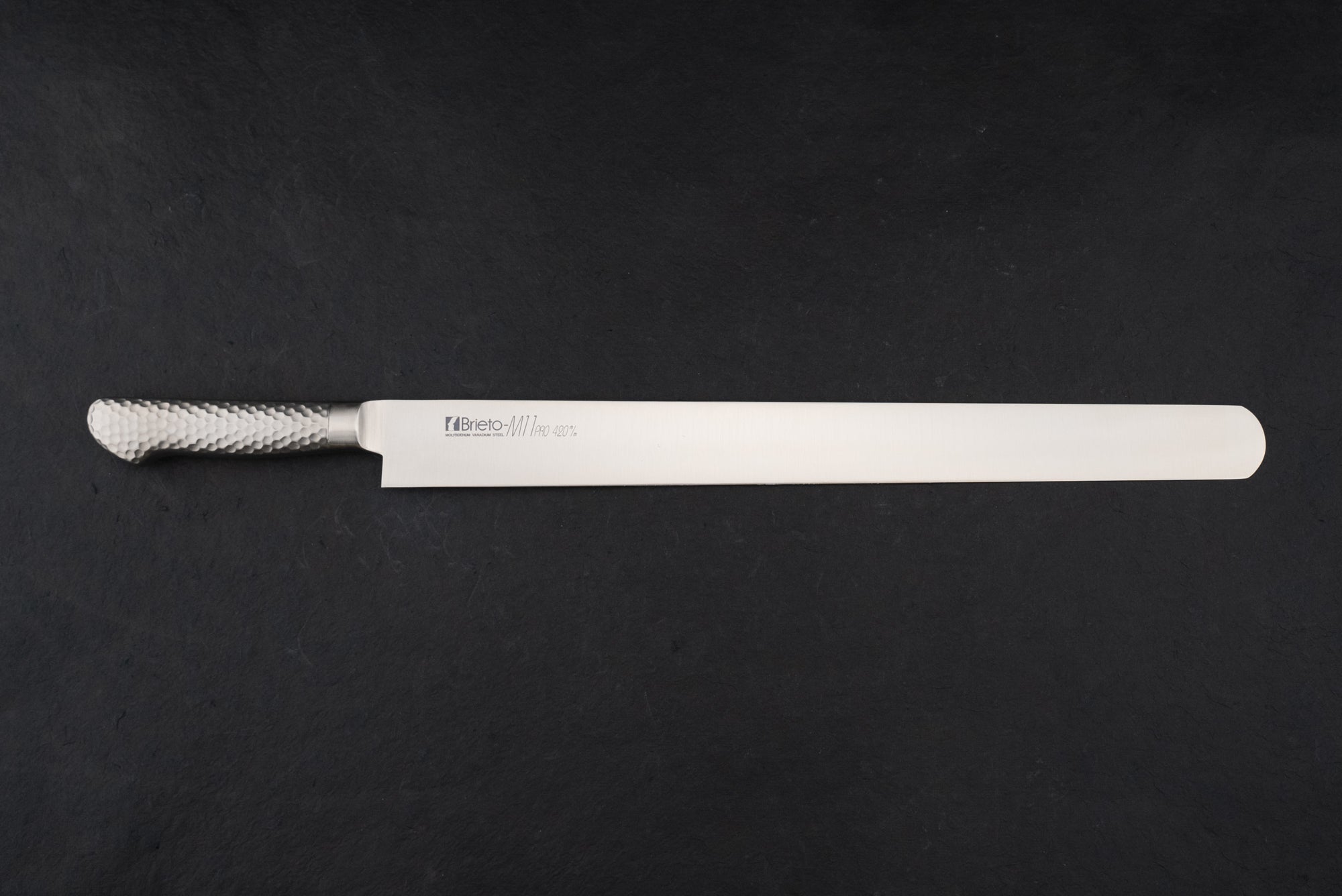 Brieto Pro Castella Cake & Brisket Knife 420mm M1141 featuring an extra-long, straight-edged blade with rounded tip, and a hammered-steel handle, stamped with “Brieto M1 Pro 420%” for premium quality.